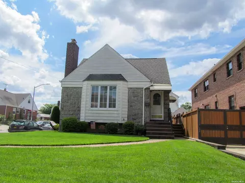 914 College Pl, College Point, NY 11356