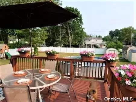 22 Beacon Ln, East Northport, NY 11731