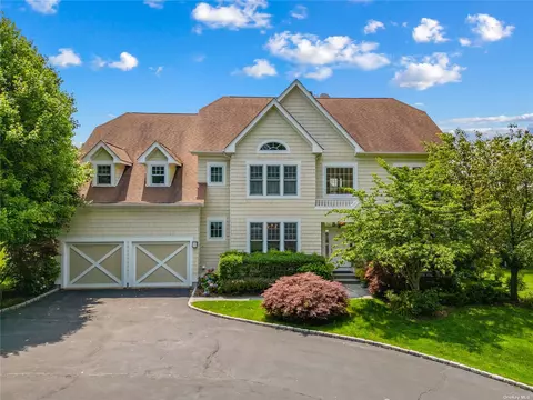 15 Pembroke Dr, Glen Cove, NY 11542