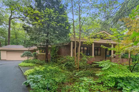 34 Whitney Ln, Brookville, NY 11545