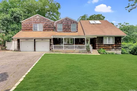 25 Canterbury Ln, Nesconset, NY 11767