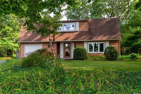 5 Hayuta Ct, Holtsville, NY 11742