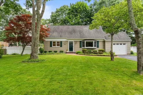 20 Riverdale Dr, Hampton Bays, NY 11946