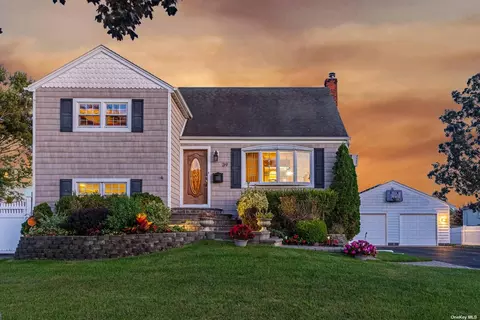 39 Linden St, Lindenhurst, NY 11757