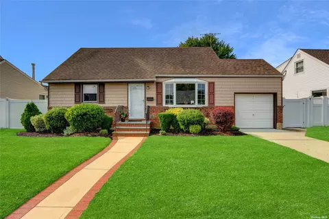 572 N Suffolk Ave, Massapequa, NY 11758