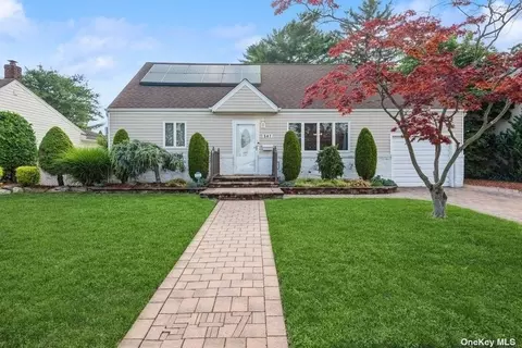 547 Kings Ave, Massapequa, NY 11758