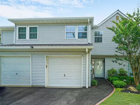 803 Sara Cir #803, Port Jefferson Station, NY 11776