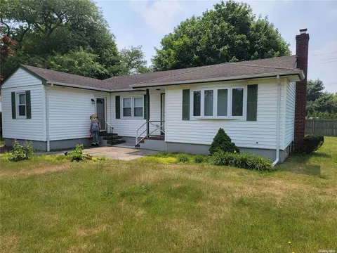 177 N Arizona Rd, West Babylon, NY 11704