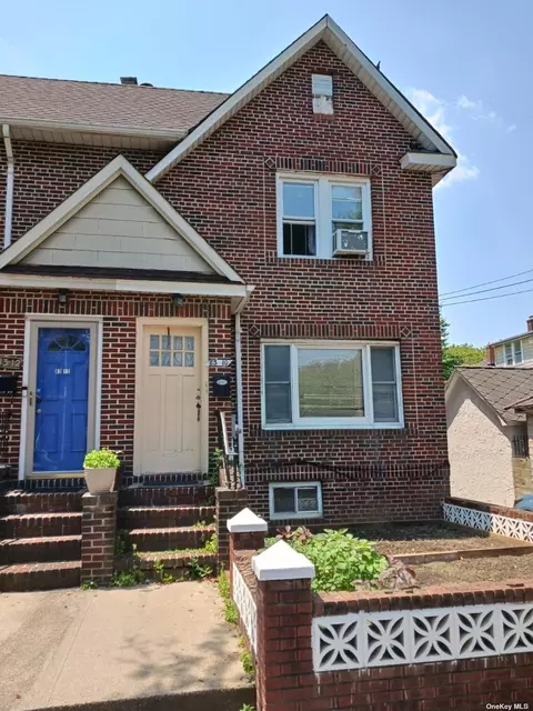 83-10 161st St, Jamaica, NY 11432