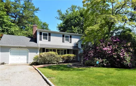 8 Maria Ct, Huntington Station, NY 11746