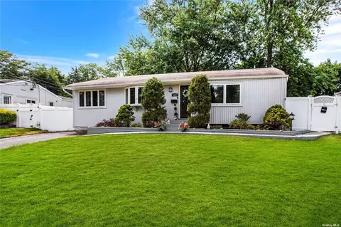 16 Huntsman Ln, Commack, NY 11725