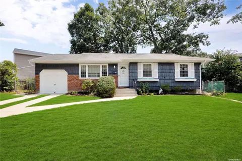 387 Lakeshore Blvd, Massapequa Park, NY 11762