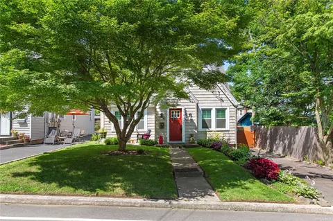 6 Albin St, Glen Cove, NY 11542