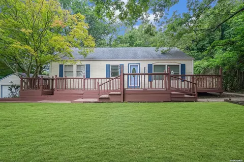 4 Dillmont Dr, Smithtown, NY 11787