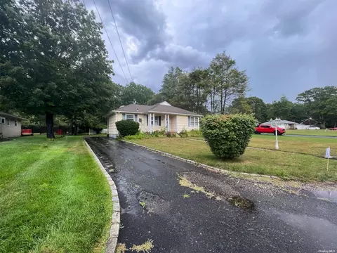 18 Raimond St, Yaphank, NY 11980