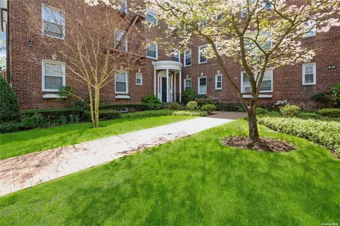 8 Welwyn Rd #3G, Great Neck, NY 11021