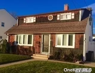 51 Cleveland Pl, Massapequa, NY 11758