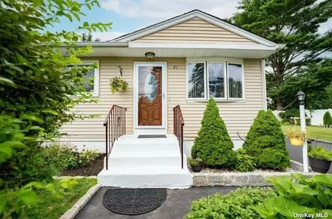 31 Oak St, Brentwood, NY 11717