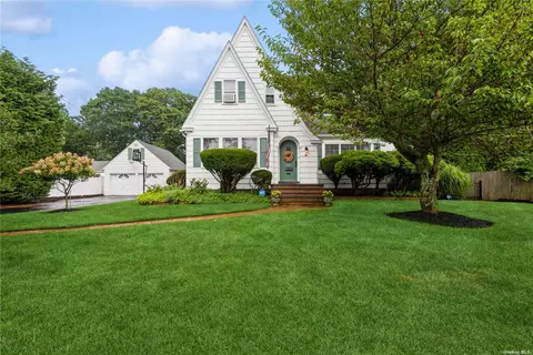 61 Bayview Ave, East Islip, NY 11730