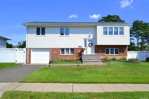 56 Locust Ln, Syosset, NY 11791