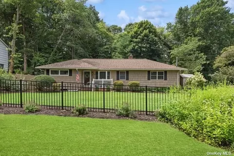 4 Dogwood Ln, Miller Place, NY 11764