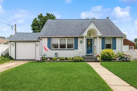 72 Cortland Ave, Hicksville, NY 11801
