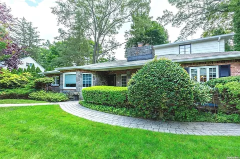 29 Briarfield Dr, Great Neck, NY 11020