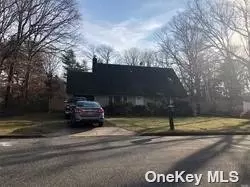8 Hale Ln, Coram, NY 11727
