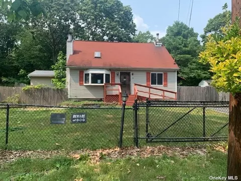 83 West Ln, Medford, NY 11763