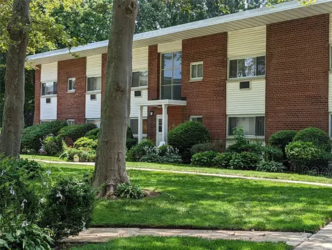 125 Hempstead Garden Dr #M2D, West Hempstead, NY 11552