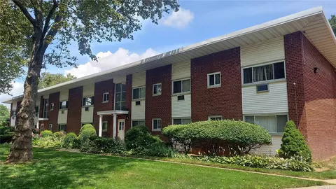 125 Hempstead Garden Dr #L2C, West Hempstead, NY 11552
