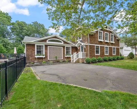 11 Anderson St, Center Moriches, NY 11934
