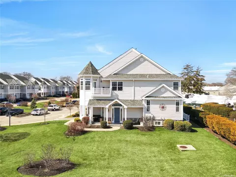 127 Jackie Ct #127, Patchogue, NY 11772