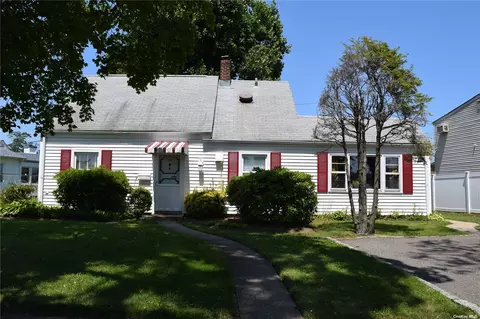 33 Dogwood Ln, Levittown, NY 11756