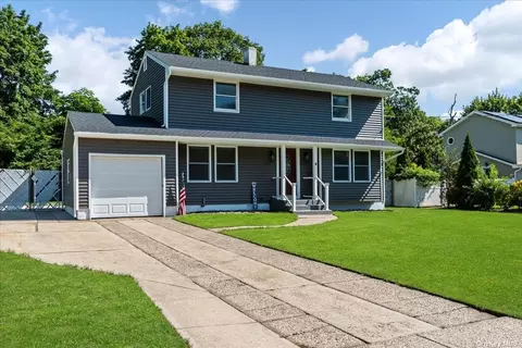 9 Grady Ln, Coram, NY 11727