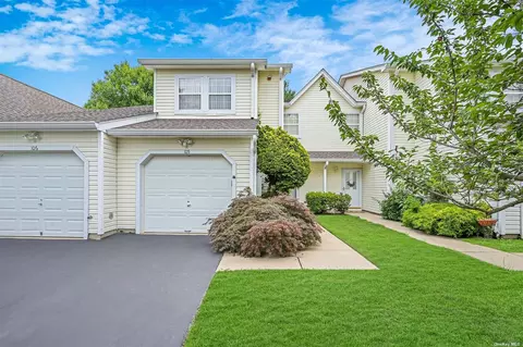 105 Erin Ln #105, East Setauket, NY 11733