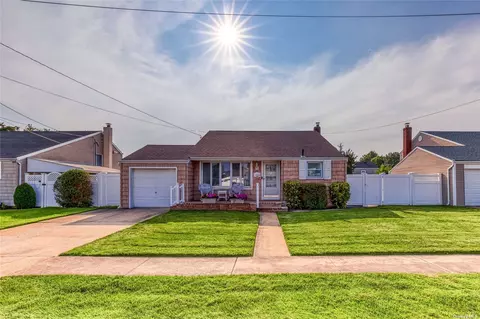 368 Ocean Ave, Massapequa Park, NY 11762