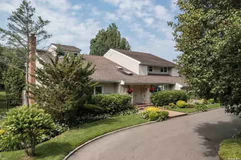 5 Cabriolet Ln, Melville, NY 11747