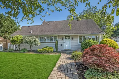 92 Garfield St, Massapequa Park, NY 11762