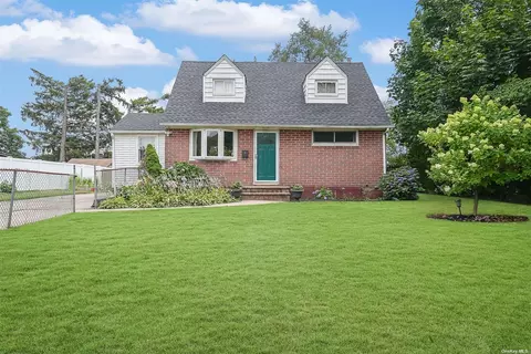 4 Standish Rd, Brentwood, NY 11717