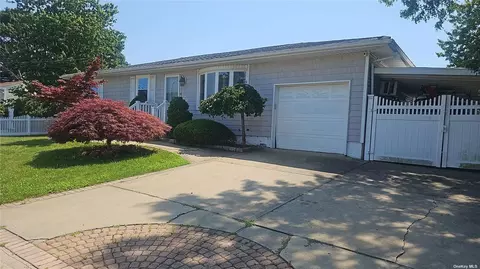 89 Scott Ave, Deer Park, NY 11729
