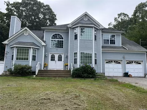 126 Maple Ln, Medford, NY 11763