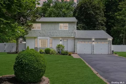 21 Kingfisher Dr, Smithtown, NY 11787