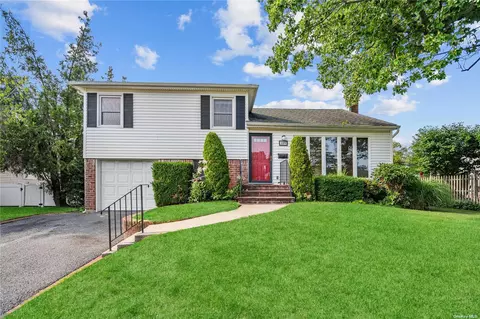 109 Colony Ln, Syosset, NY 11791