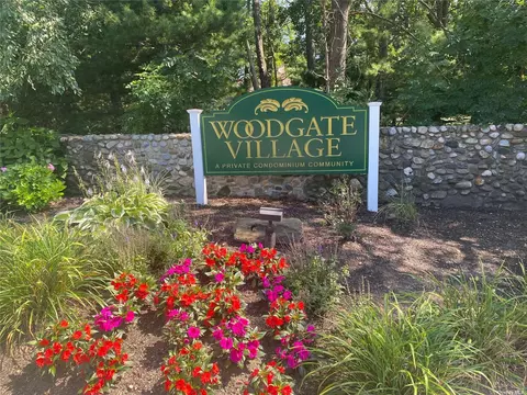 236 Springmeadow Dr #E, Holbrook, NY 11741