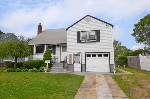 274 Park Ln, Massapequa Park, NY 11762