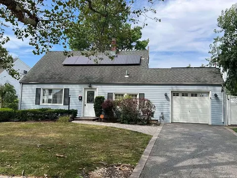 38 Hilltop Rd, Levittown, NY 11756
