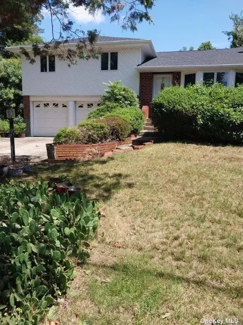 6 Wheatfield Ln, Commack, NY 11725