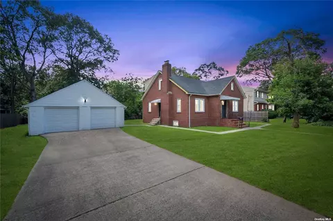 88 N 18th St, Wheatley Heights, NY 11798