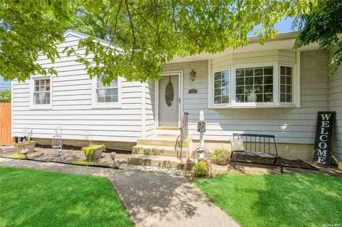 195 Lincoln Ave, Brentwood, NY 11717